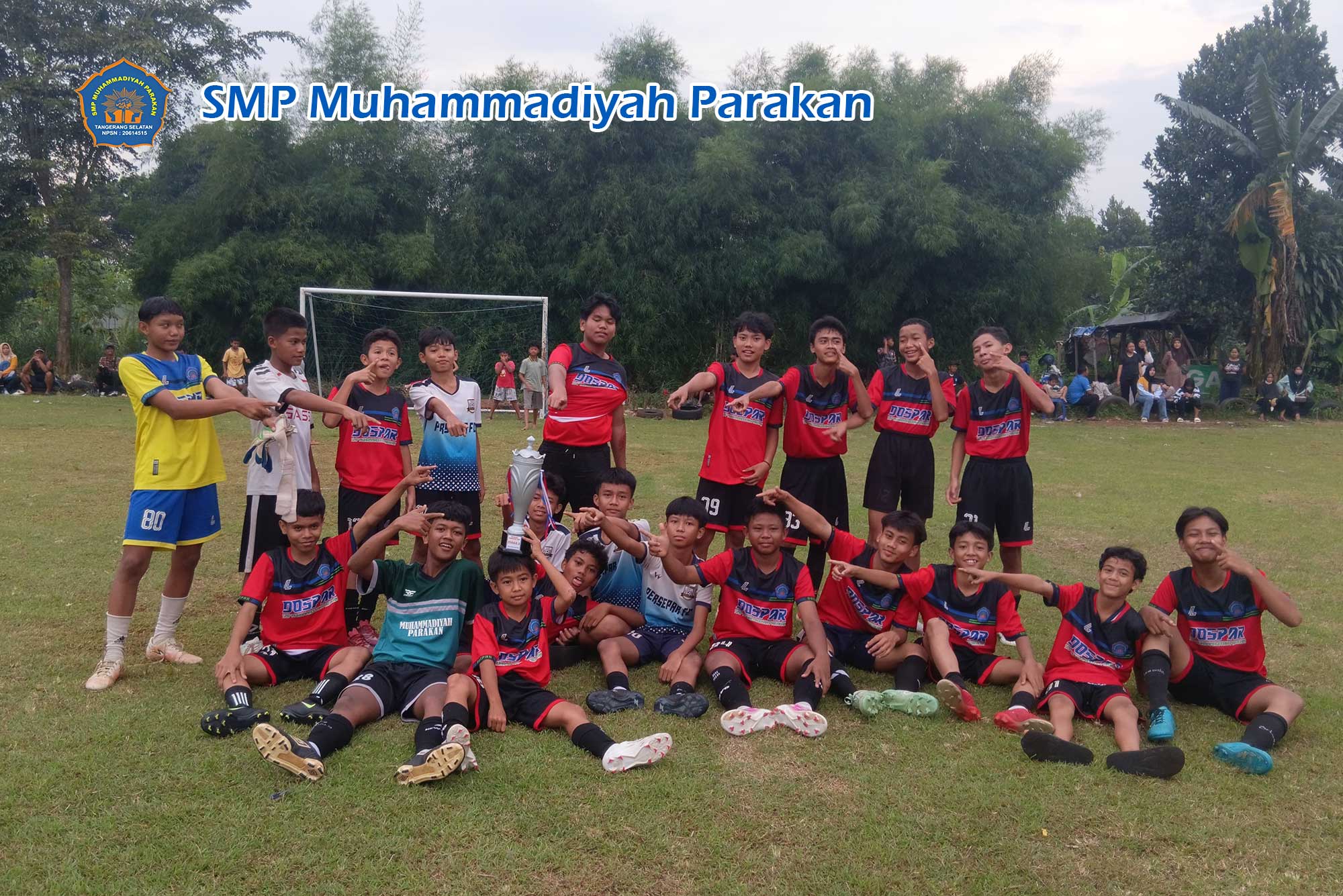 Siswa tahfidz sedang menghafal Al-Qur an.