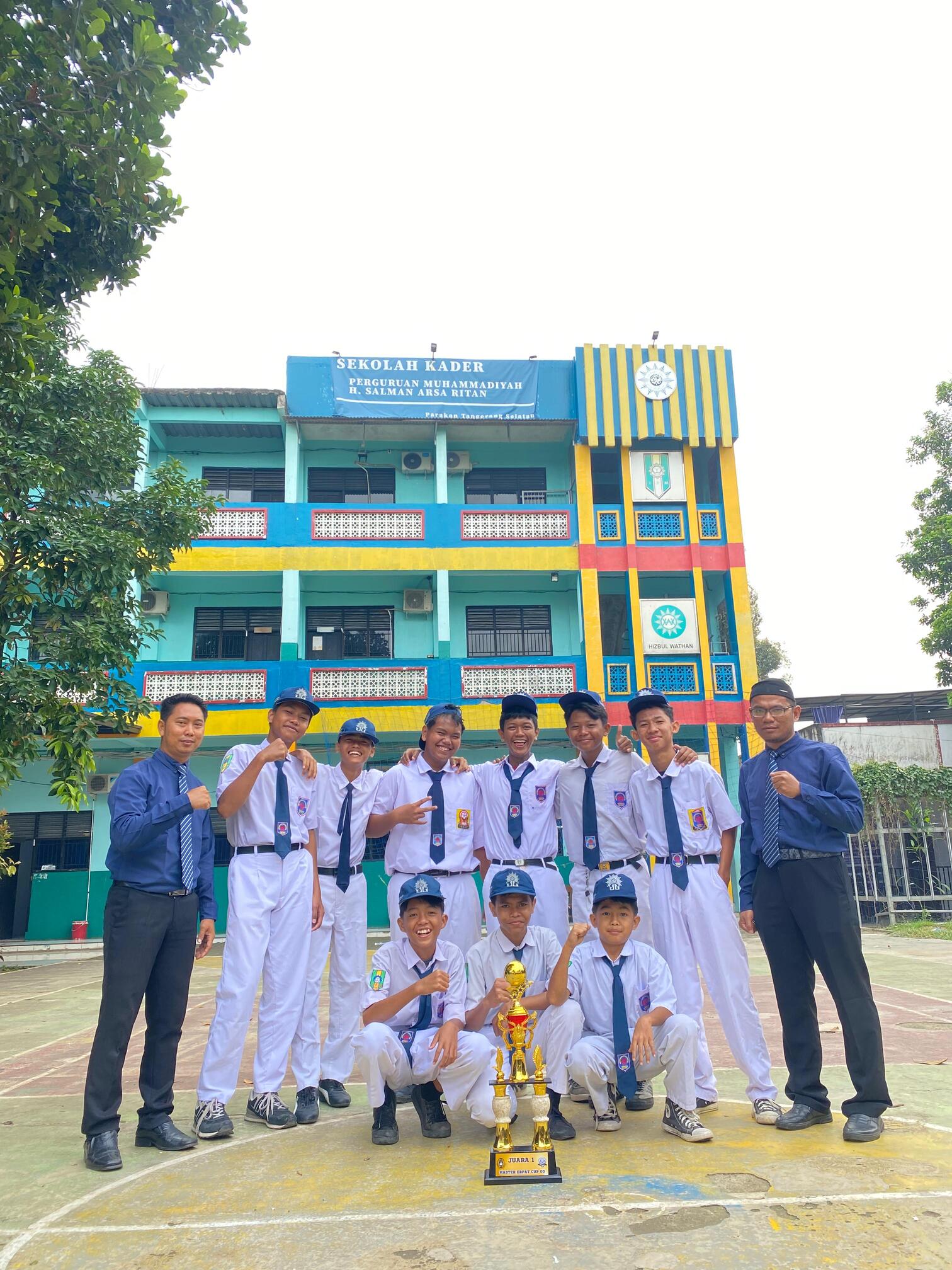 Siswa sedang bermain futsal di lapangan sekolah.